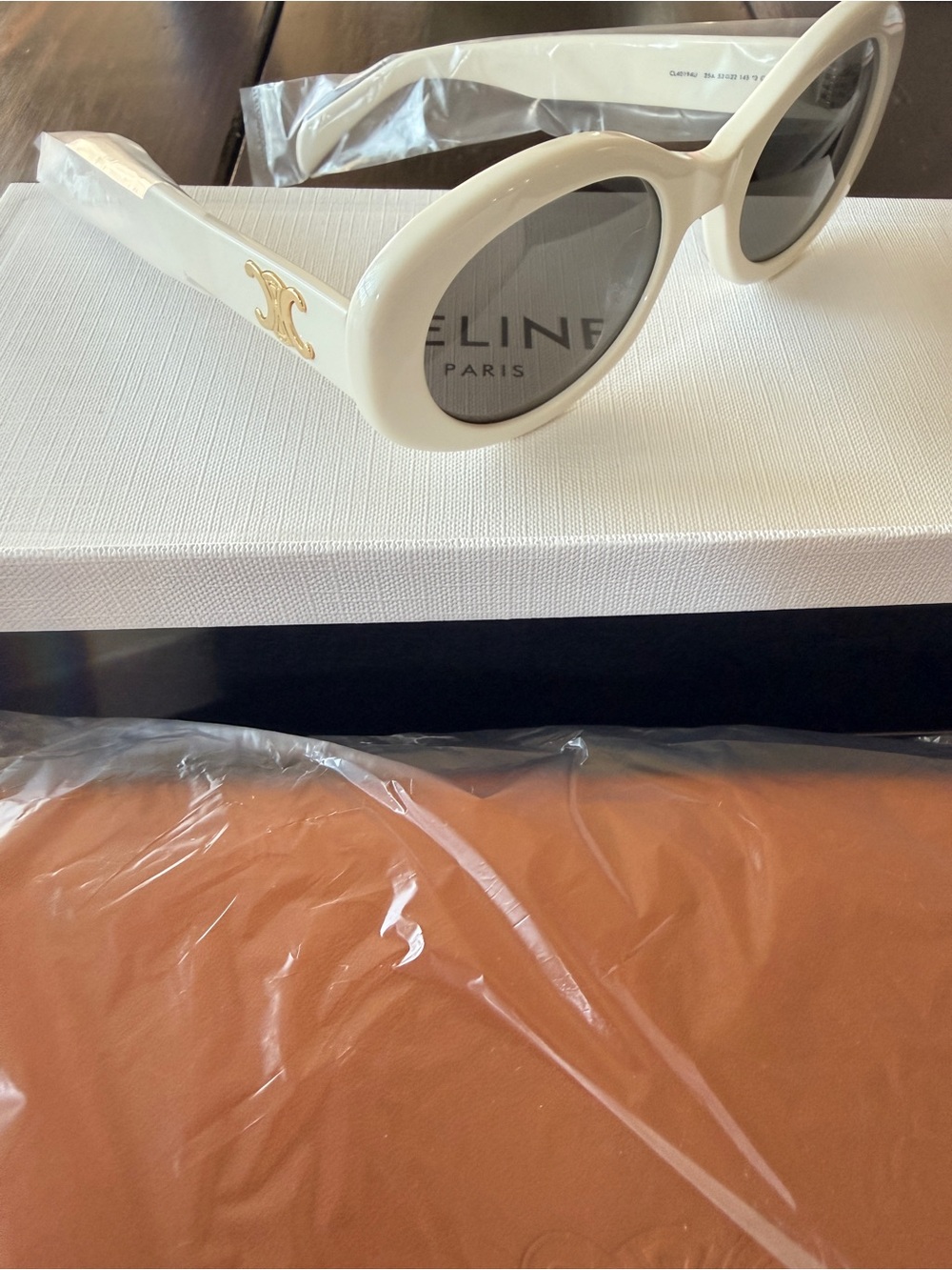 CELINE Paris Triomphe cream/Gold
Sunglasses NIB Full Set
Wristlet storage Case - Picture 5 of 10